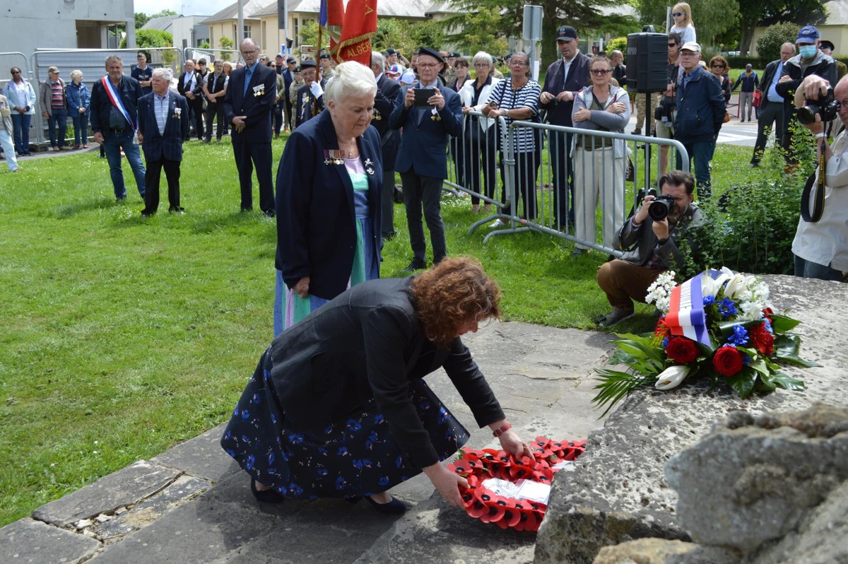 Cérémonie au monument du 7e Bataillon de Parachutistes